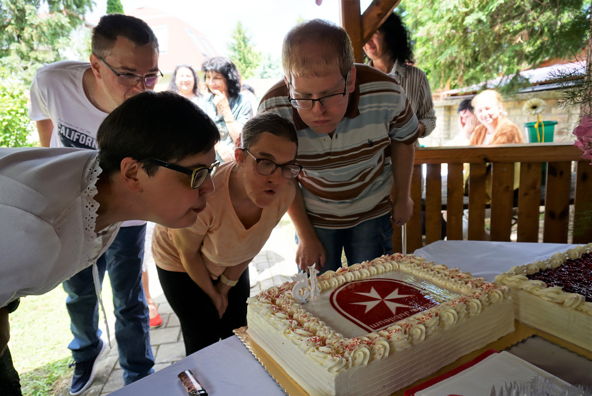 Torta a keszthelyi Gondviselés Háza Fogyatékosok Napközi Otthona fennállásának 15. évfordulójára rendezett, június 28-i ünnepségen