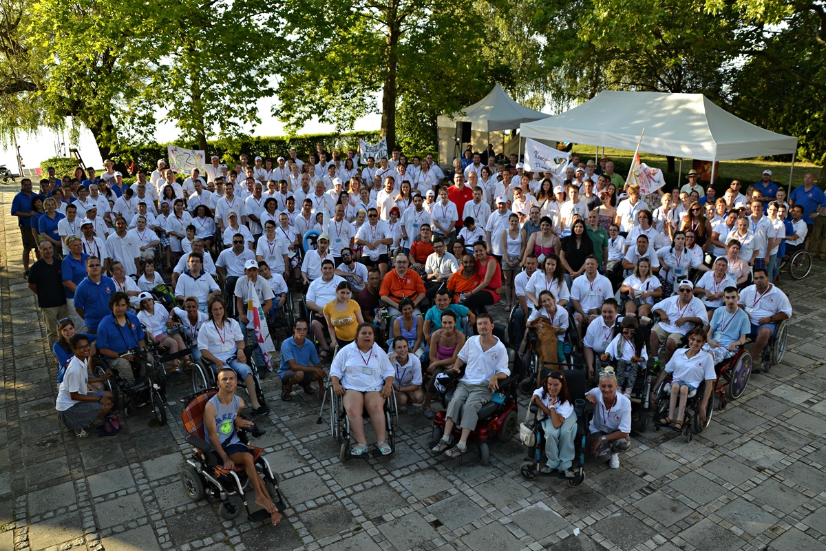 Közel 250 fiatal táborozik együtt Balatonföldváron