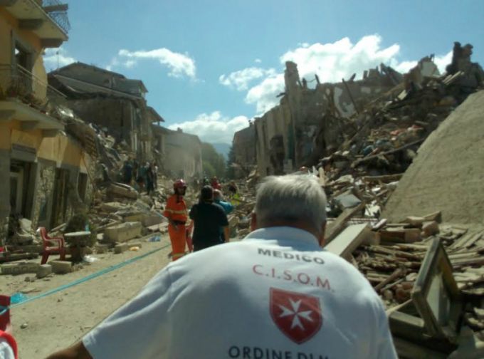 Önkéntes orvosok és ápolók érkeztek a földrengés helyszínére