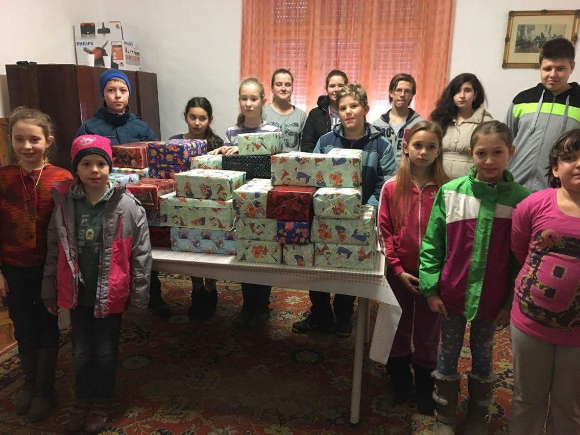 Ajándék cipős dobozokat is készítettek a csongrádi gyerekek
