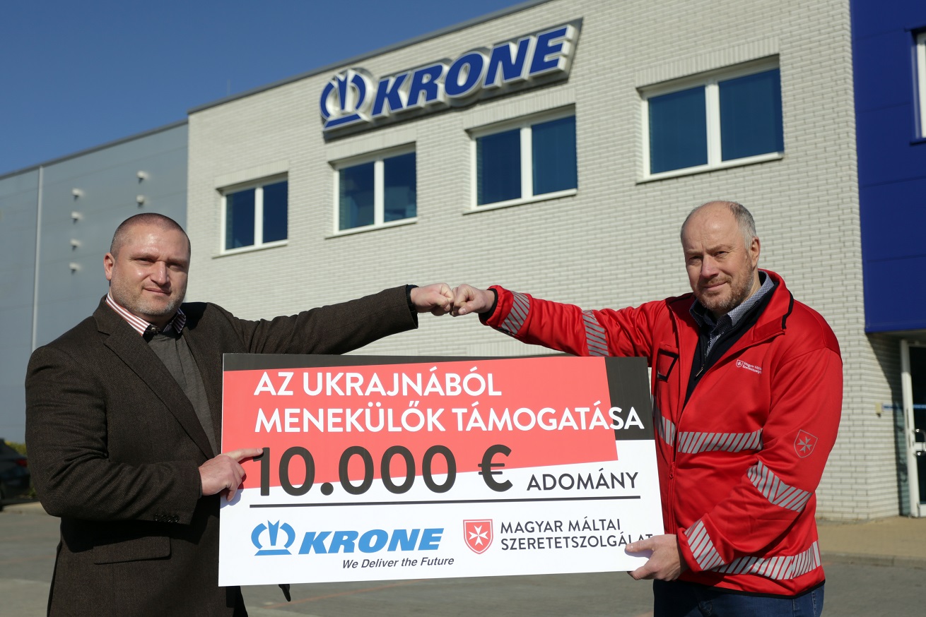 Somogyi Gábor, a KRONE Trailer magyarországi vezetője és Romhányi Tamás, a Máltai Szeretetszolgálat kommunikációs vezetője. Fotó: Kovács Bence
