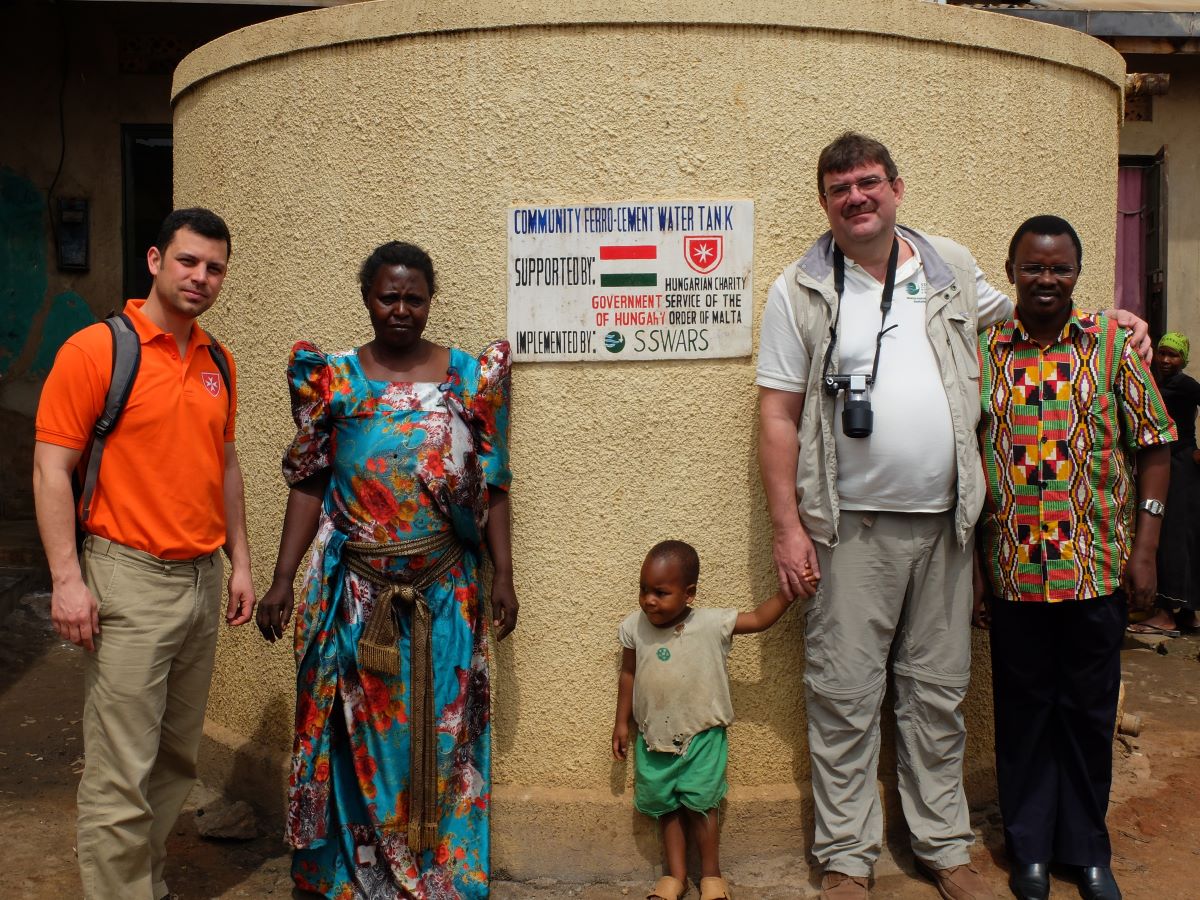 Solymári Dániel és Győri-Dani Lajos a Szeretetszolgálat egyik egészséges vizet szolgáltató afrikai  beruházásának helyszínén