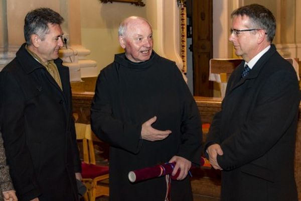 Kozma Imre atya átveszi a díszpolgári kitüntetést