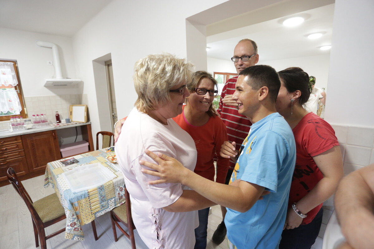 Kovács Bence | A Göd környéki lakóotthonokban az ápolók és a lakók egymást segítő kis közösségben élnek 