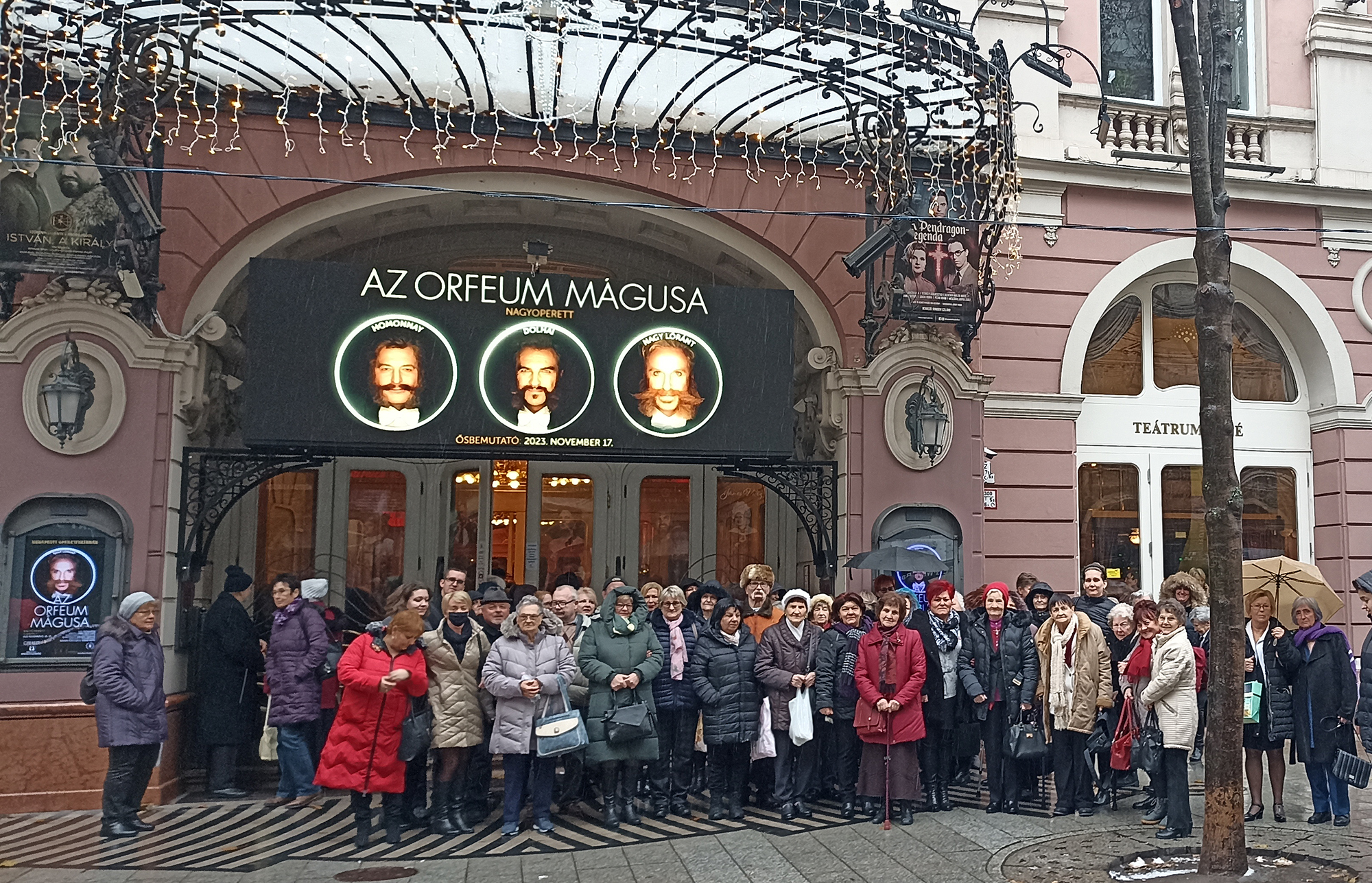 Az 54 fős csoport az Operettszínház előtt