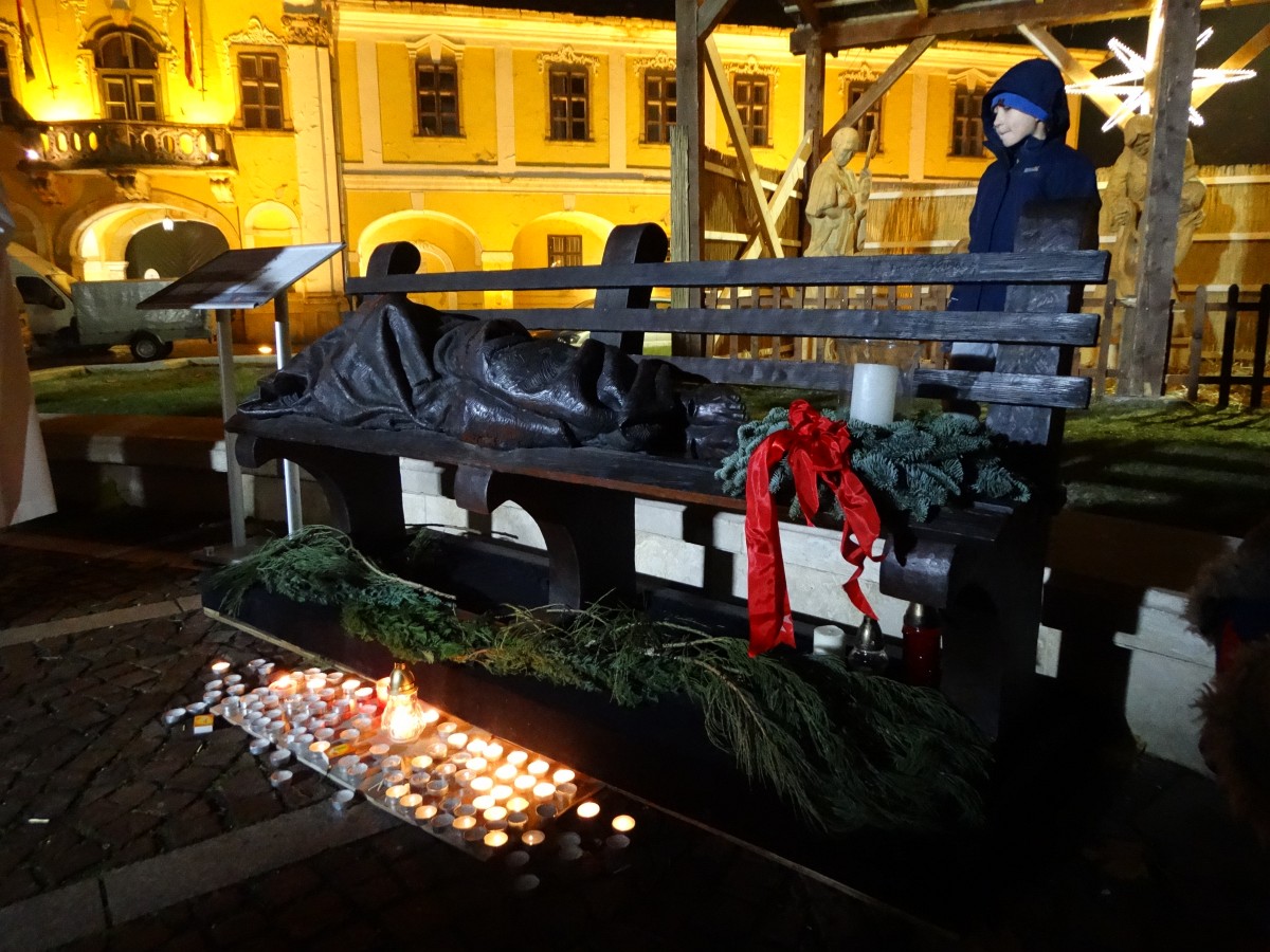 December 11-ig az esztergomi betlehem mellett látható az együttérzés szobra