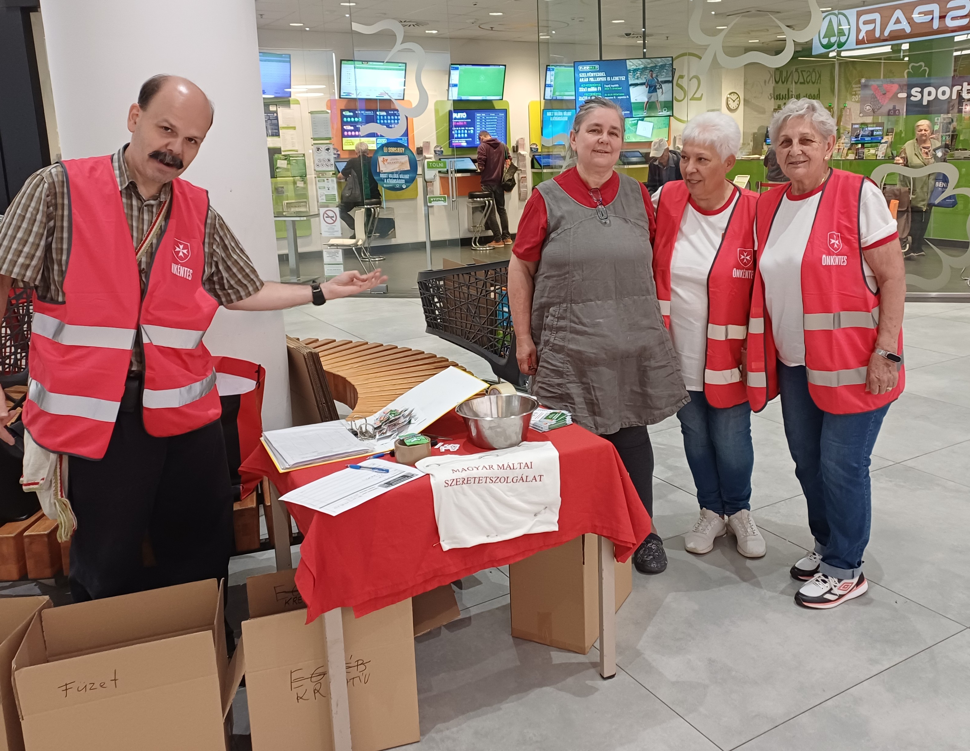 Pálinkás Orsolya és az önkéntesek az Adni öröm! gyűjtésben