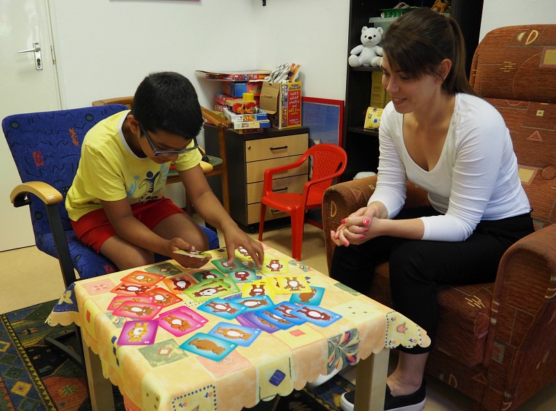 Az önkéntes pszichológusok gyerekekkel és felnőttekkel egyaránt foglalkoznak