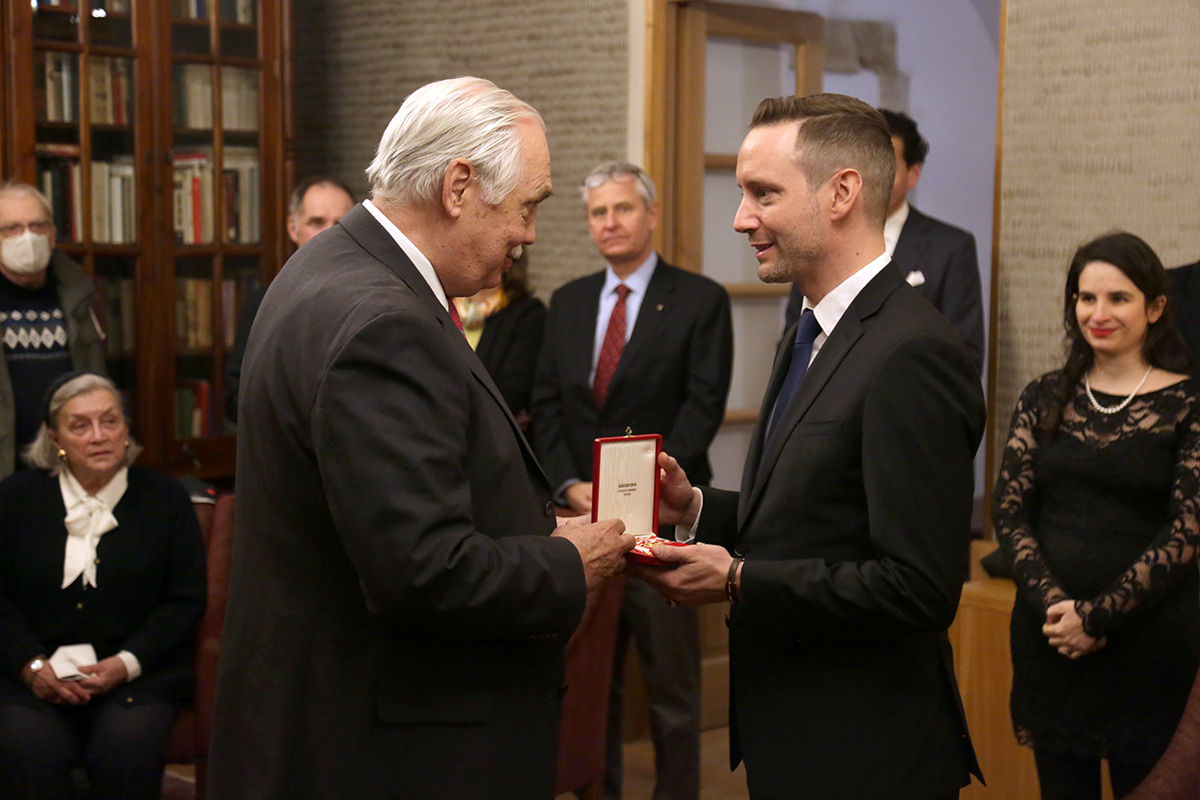 Segíteni annyi, mint megmaradni: a Máltai Lovagrend kitüntette Azbej Tristan államtitkárt