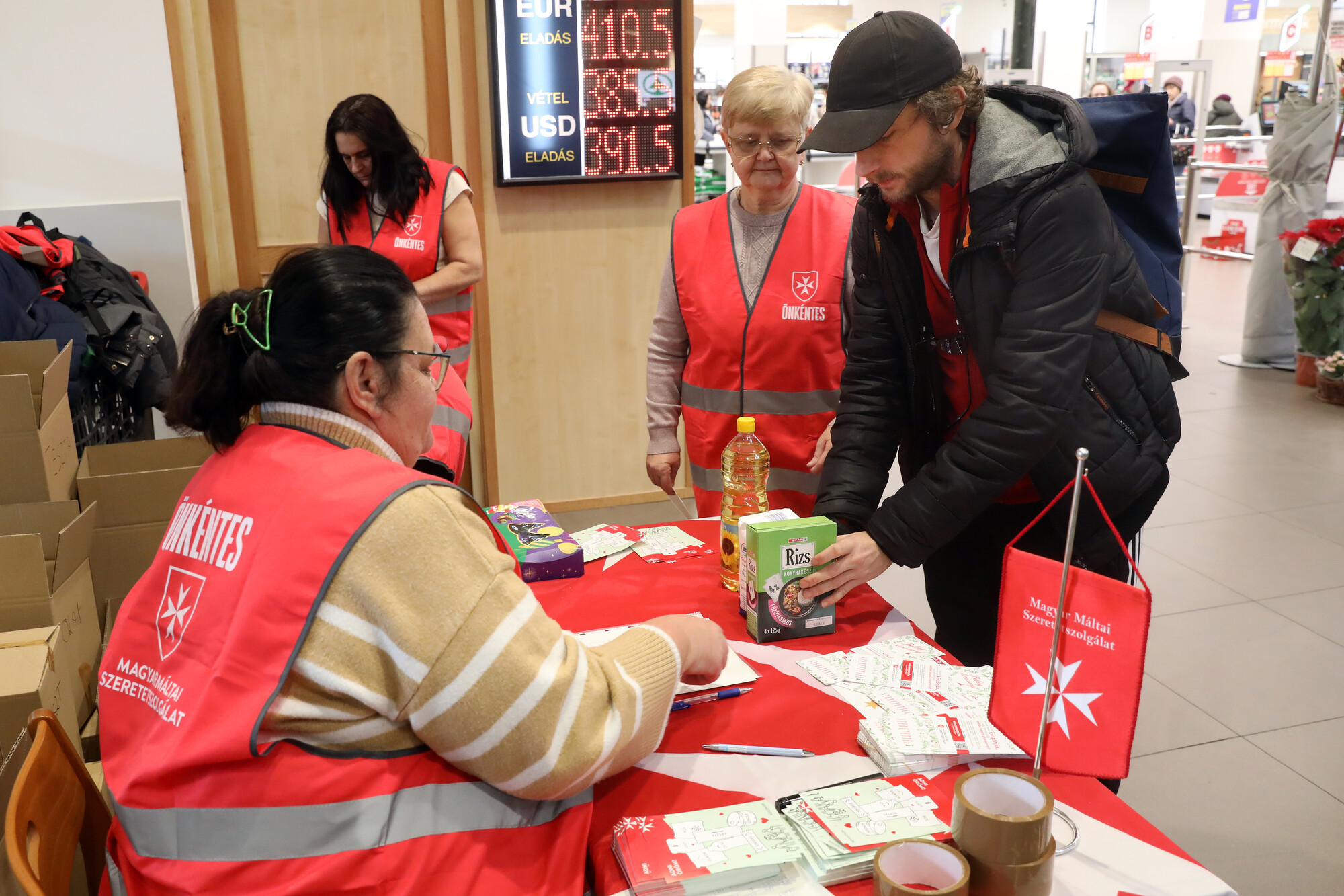 Elindult az Adni Öröm! - több ezer önkéntes várja az adományokat országszerte