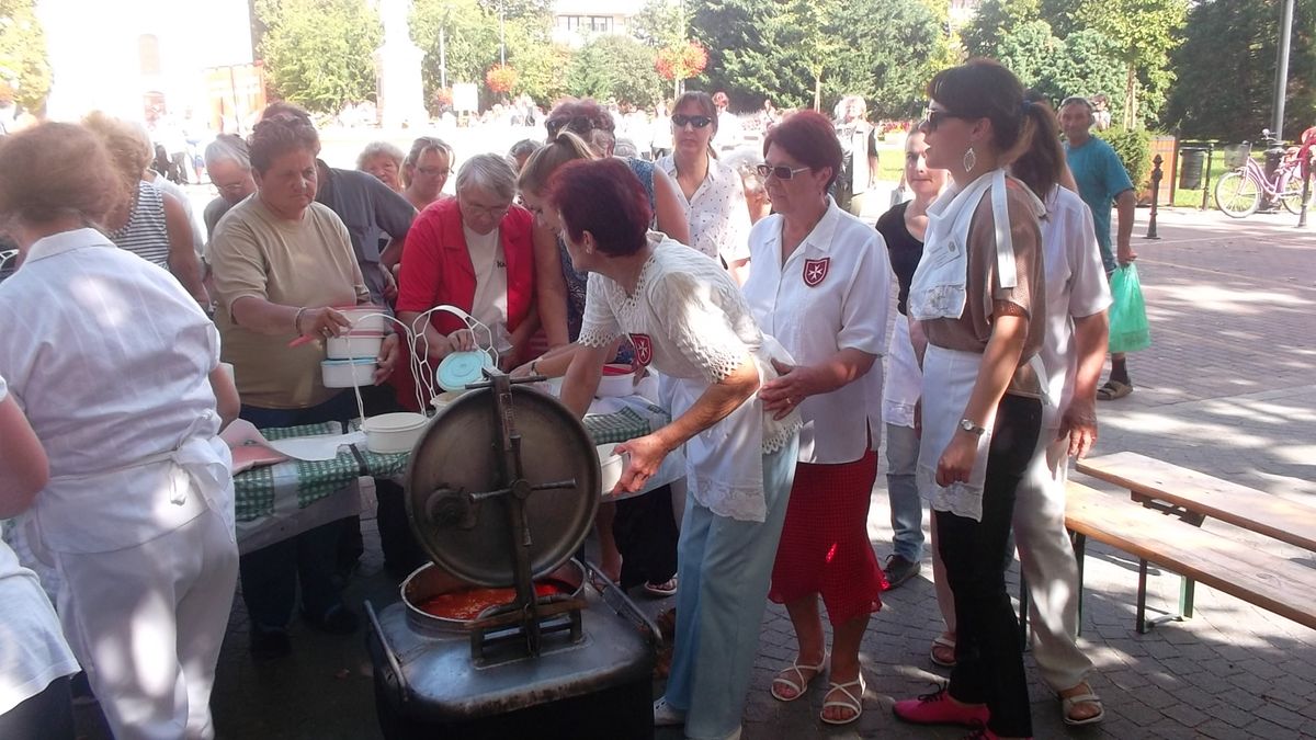Hajléktalan emberek, kisnyugdíjasok és nagycsaládosok is sorba álltak a szarvasi csoport ételosztásán
