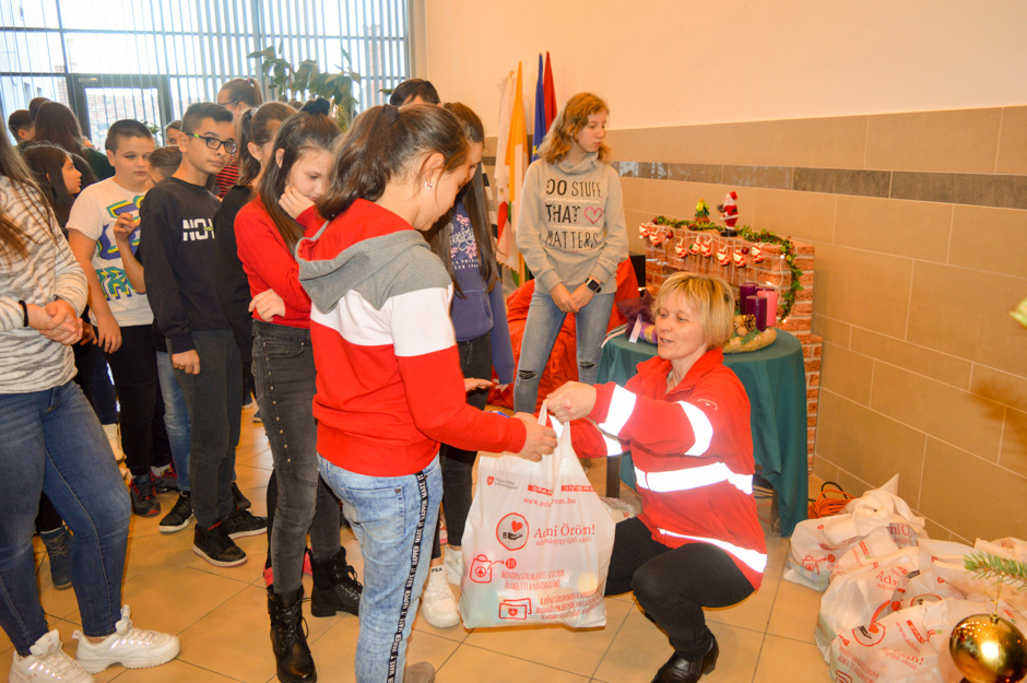 A csomagok a vásárlóktól a máltai önkéntesek segítségével a fa alá, majd a nehéz helyzetben élőkhöz jutnak