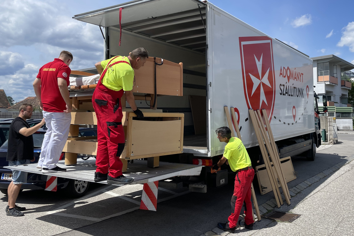 A Neufeldből érkező ágyak a Máltai adományszállító kamionon