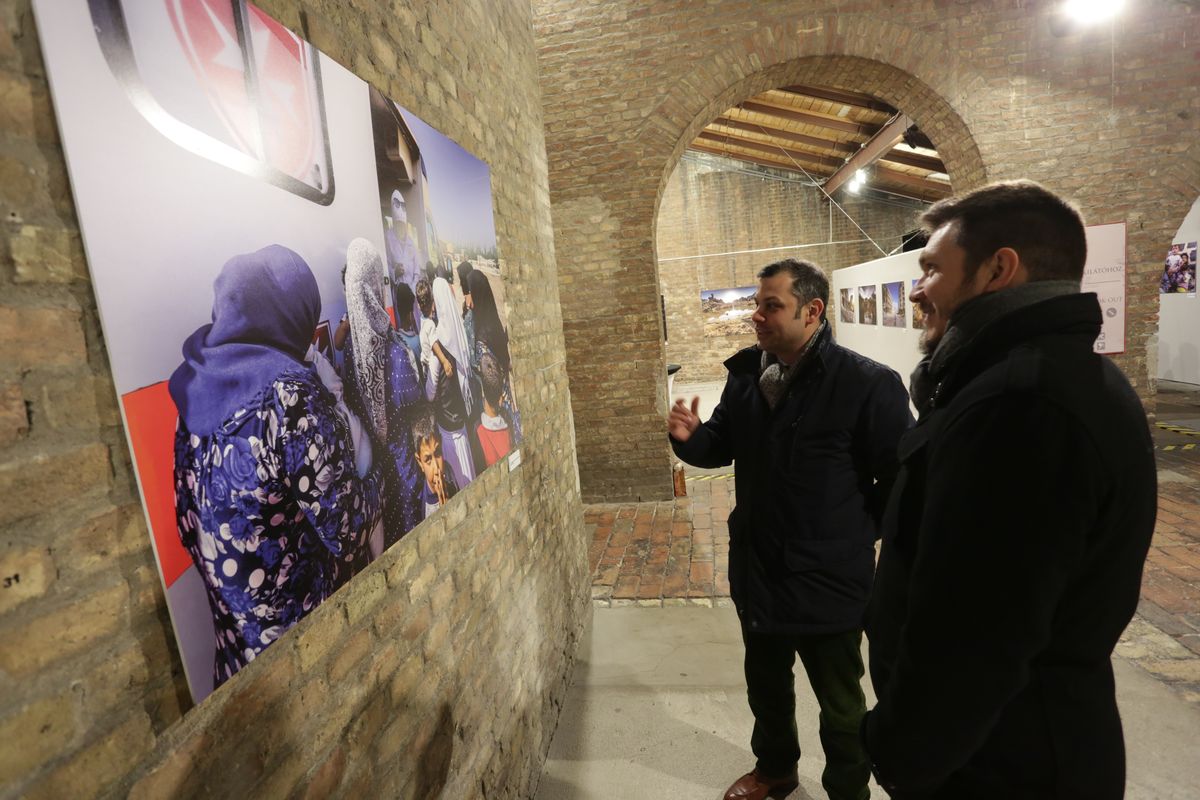 A találkozás kiállítása – Megnyílt a szíriai háborút és a máltai segélymunkát bemutató fotókiállítás