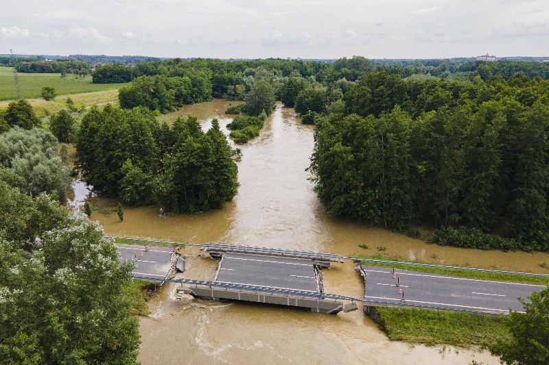MTI/Varga György | A Rinya-patak leszakadt hídja Nagyatádnál között