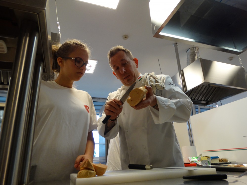 Hogyan készítsük elő a kacsamájat - Sárközi Ákos séf tanítja a máltai szakiskola tanulóját