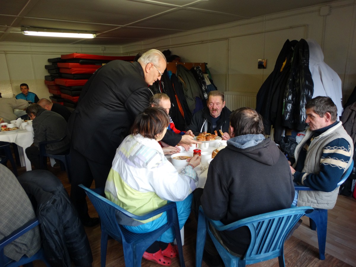 Erdő Péter bíboros is részt vett a hajléktalan embereknek szervezett karácsonyi ebéden