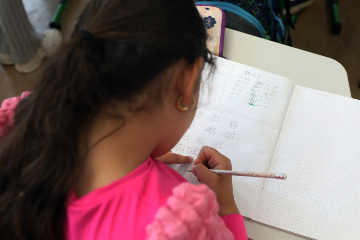 Pótvizsgára kényszerülő gyermekekkel tanulnak a Máltai Szeretetszolgálat munkatársai