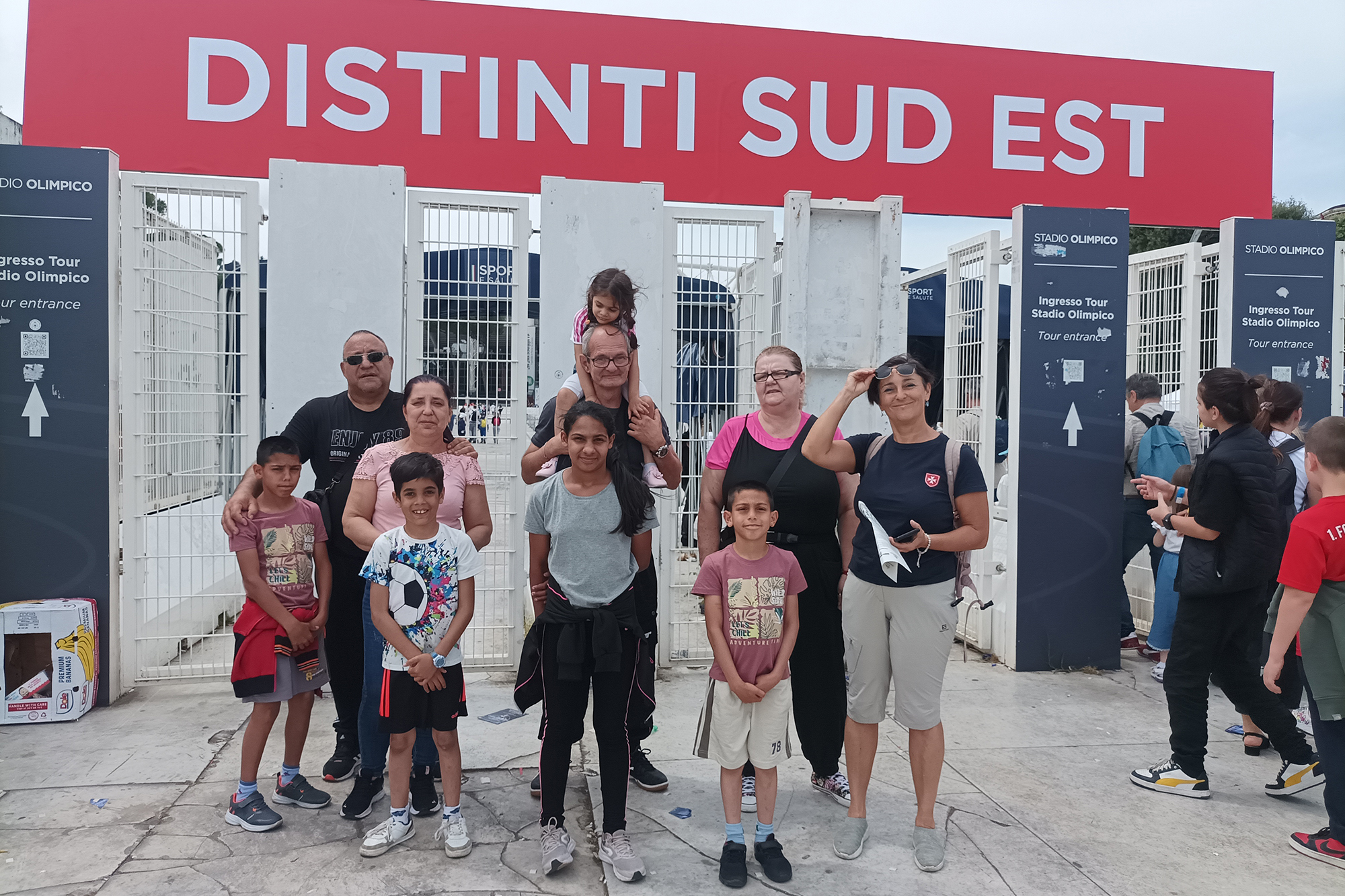 Horváth Ádám | A magyarországi máltai küldöttség a római Stadio Olimpico bejáratánál 