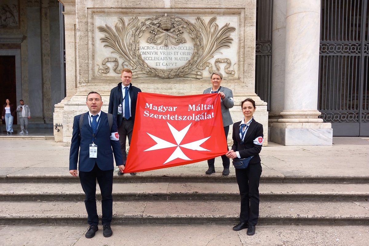 Ferenc pápa temetésén magyar máltai önkéntesek nyújtanak elsősegélyt
