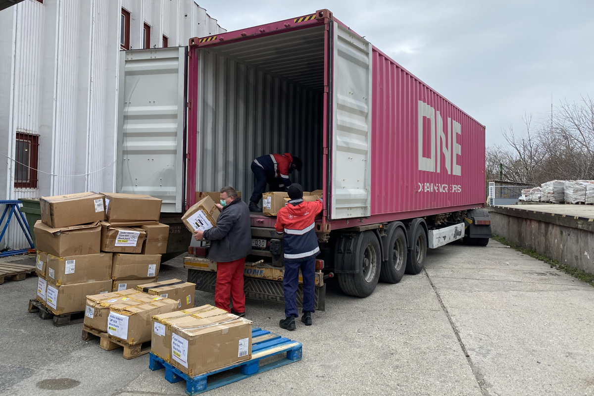 A 2021 márciusi adomány lepakolása a Máltai Szeretetszolgálat budapesti logisztikai központjánál