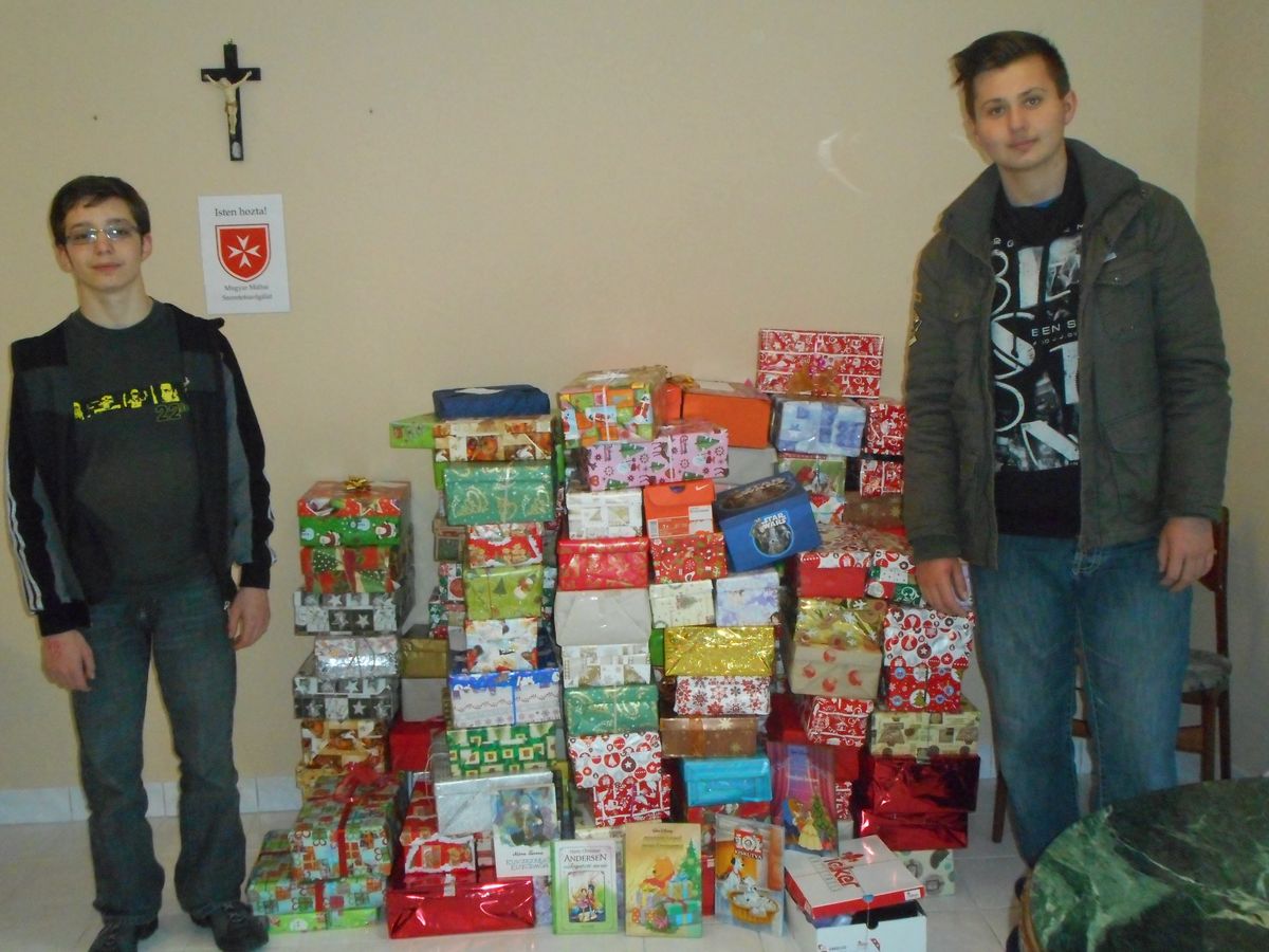120 cipős dobozba csomagolt ajándékot adtak át a gyerekek a máltai csoportnak