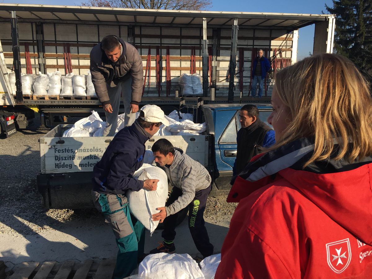 A 19 tonna szenet önkéntesek és máltai munkatársak osztják szét a rászoruló embereknek