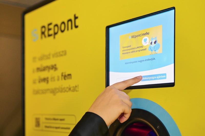 Több mint 120 millió forint adomány gyűlt össze rászoruló családoknak a palackvisszaváltásokból