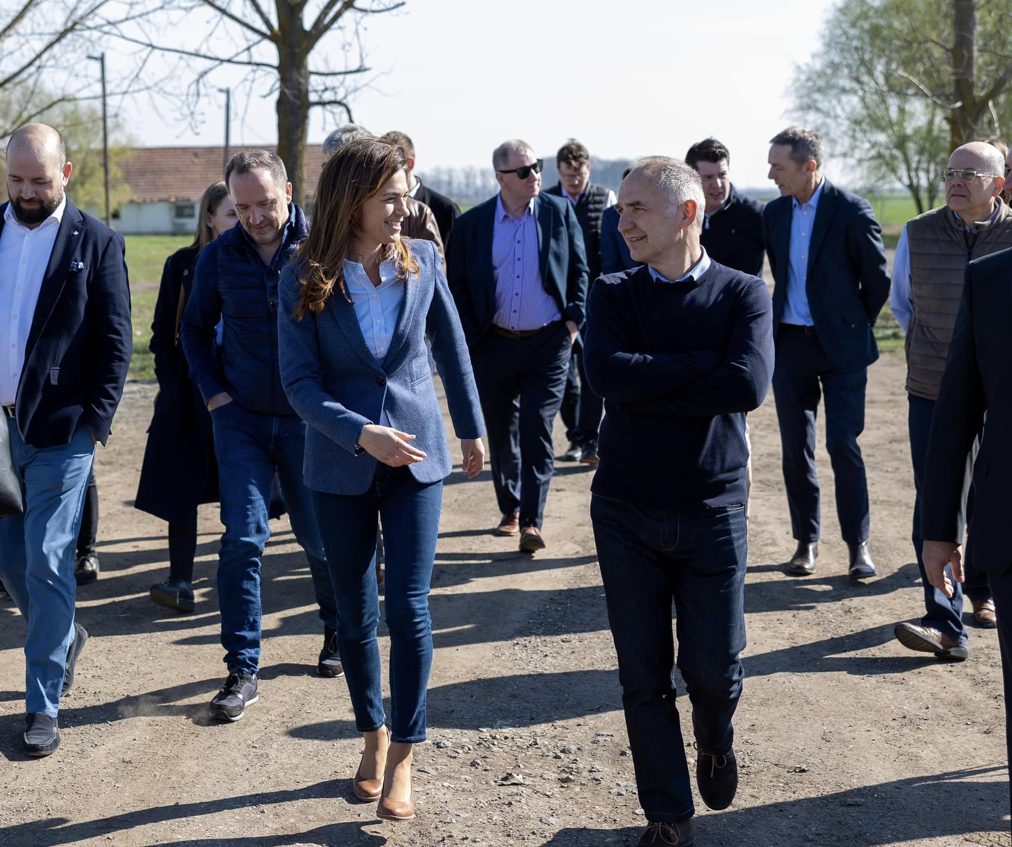 Varga Judit igazságügyi minisztert és a nagyköveteket Vecsei Miklós miniszterelnöki biztos vezette körbe a faluban