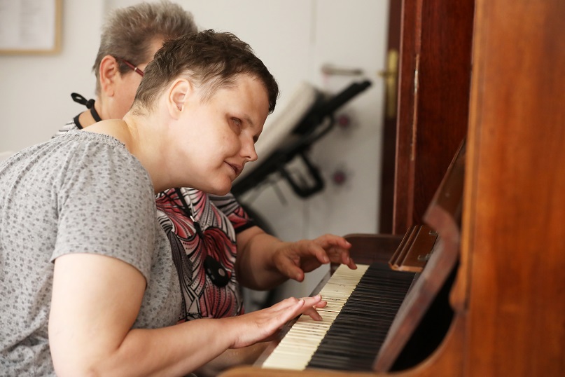 Schulz Tímea és Orbán Ella a zongoránál, a Szeretetszolgálat veresegyházi lakóotthonában. Kép: Kovács Bence