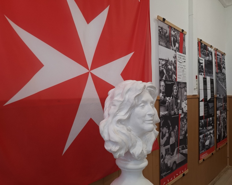 Csilla von Boeselager szobrot avattak a győri máltai központban