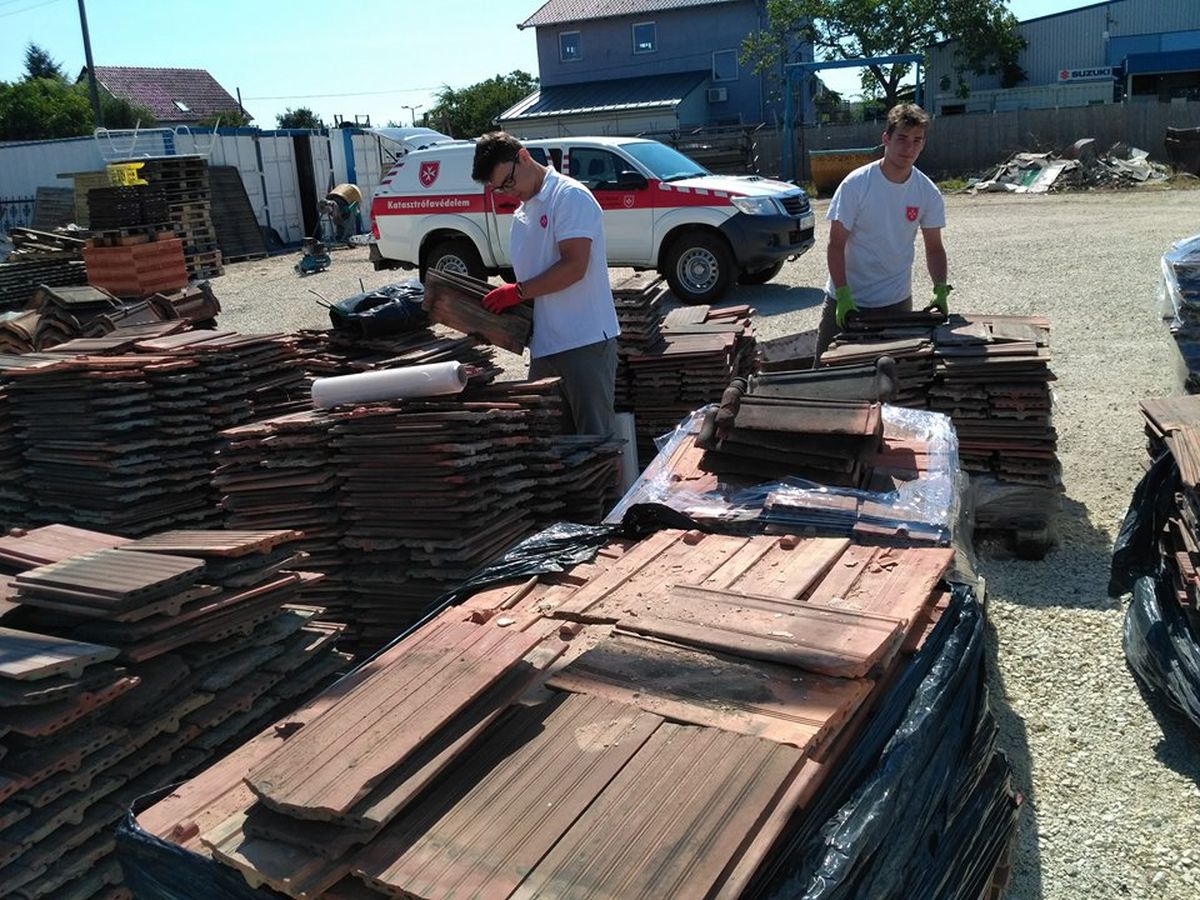 Kádár Lőrinc - Önkéntesek segítenek az adományok szállításánál