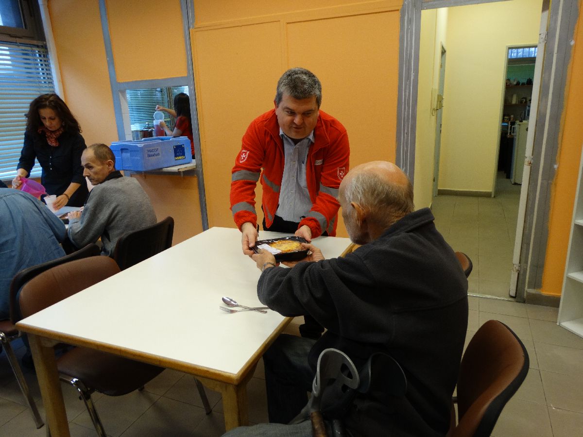 Az önkéntesség napján a máltai munkatársakkal együtt szolgálta fel az ebédet az államtitkár