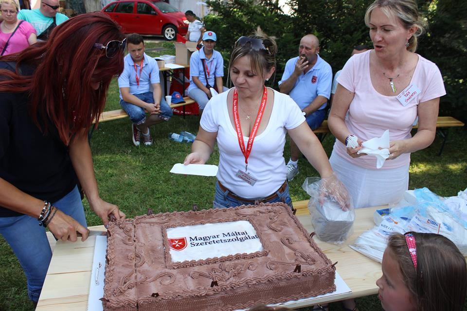 Száz szeletes tortával ünnepeltek a makói önkéntesek