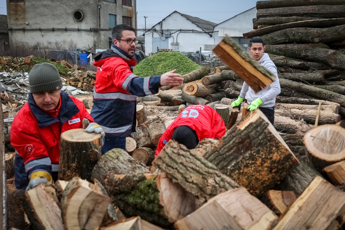 A Szeretetszolgálat Dél-Dunántúli Régiójában fát hasogatnak a szervezet munkatársai