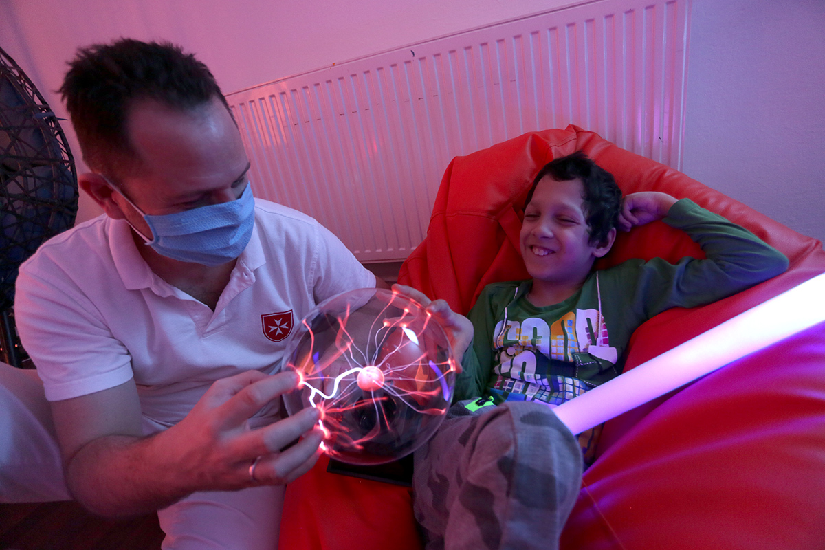 Kovács Bence | A Snoezelen szoba fényei és kialakítása segíti a fogyatékkal élő fiatalok fejlesztését