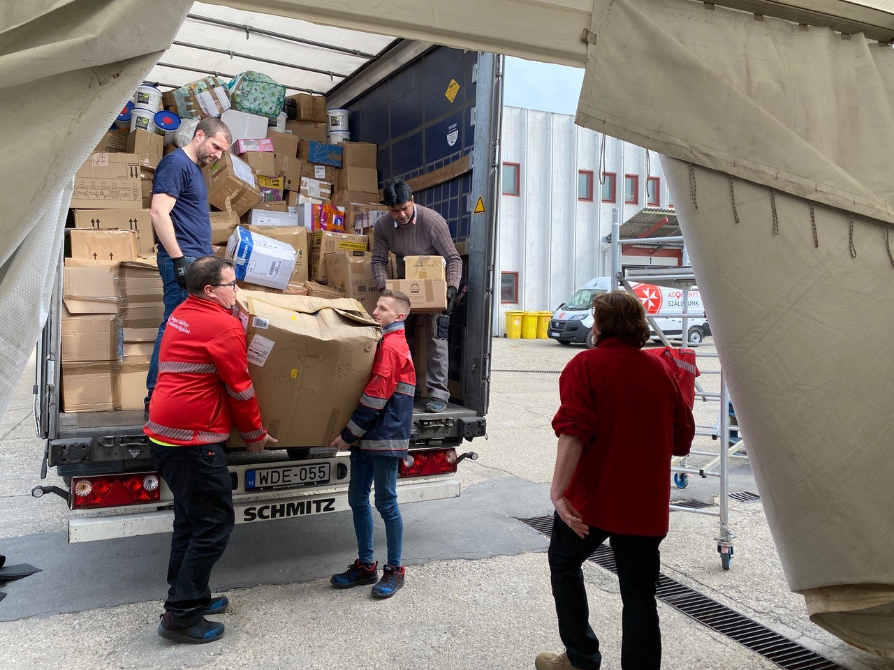 Húsz tonnányi adományt küldtek angliai magyarok az ukrajnai menekültek megsegítésére